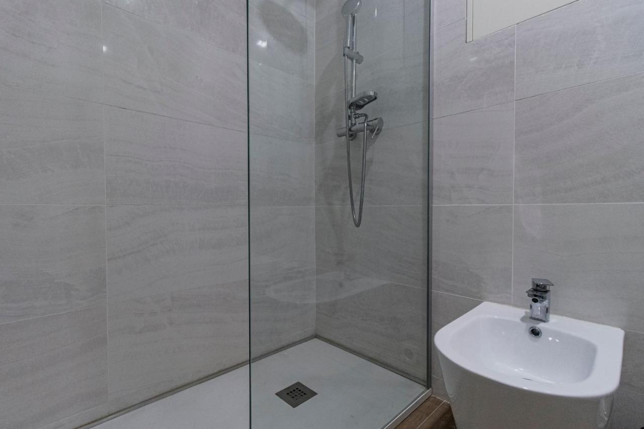 Downtown 1Br Apartment W/ Balcony By Lovelystay Porto Kültér fotó